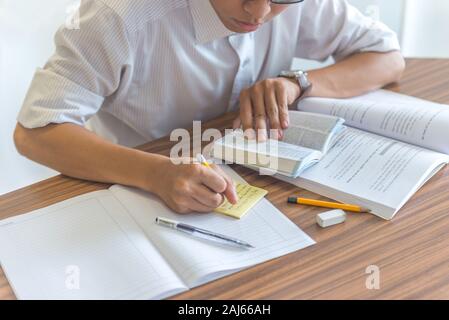 Mann lesen Buch und Selbststudium in der Klasse Stockfoto