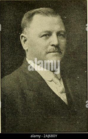 Beamte von Massachusetts. CASHMAN, John B., Boston, 2. Suf-folk House District, Demokrat. Geboren: East Boston, November 12, 1886. Ausgebildet: fitton Pfarrschule. Business: Verkäufer. Organisationen: fitton Rat, K. von C, Williams Hof M. C.O.F., Jefferson Clubof Station 2, Kolumbianische Ruderverband. Öffentliche Ämter: Messe Haus 1918, 1919,1920. 122. CHASE, MIAL W., Lynn, 12 tli EssexHouse Bezirk, der Republikaner. Geboren: Lynn, Aug 27., 1867. Ausgebildet: Lynn klassische High, Ludlow, Vt. Akademie. Business: Eis, Baeume. North Shore IceDeliv. Co Organisationen: I.0. O.F., I.0. R. M., K. S., Elche, Stockfoto