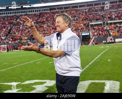 Jacksonville, FL, USA. 2 Jan, 2020. Ehemalige Florida Kopf Fußball Trainer Steve Spurrier funktioniert der ''Gator Chomp'' während während der pregame Zeremonien am TaxSlayer Gator Bowl Fußballspiel zwischen den Indiana Hoosiers und die Tennessee Freiwilliger an tiaa Bank Feld in Jacksonville, FL geehrt wird. Kyle Okita/CSM/Alamy leben Nachrichten Stockfoto