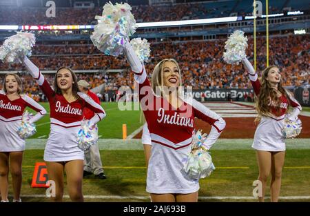 Jacksonville, FL, USA. 2 Jan, 2020. Die Indiana Tänzer die Masse während des TaxSlayer Gator Bowl Fußballspiel zwischen den Indiana Hoosiers und die Tennessee Freiwilliger an tiaa Bank Feld in Jacksonville, FL unterhalten. Kyle Okita/CSM/Alamy leben Nachrichten Stockfoto