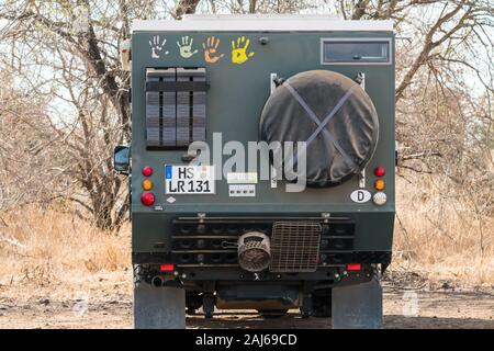 Land Rover Geländewagen mit deutschen Kennzeichen im Krüger Nationalpark in Südafrika gesehen, nach der langen Reise auf dem Landweg auf Safari Stockfoto