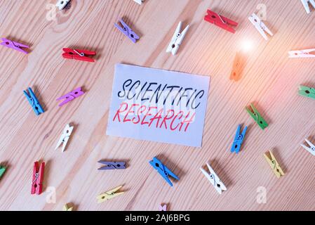Text Zeichen zeigt die wissenschaftliche Forschung. Business Foto präsentieren methodische Studie zu beweisen oder zu widerlegen, eine Hypothese Farbige clothespin Papiere leer re Stockfoto