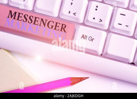 Konzeptionelle Handschrift zeigt Messenger Marketing. Begriff Sinne handeln des Marketing, die Ihre Kunden mit einer SMS-App Stockfoto