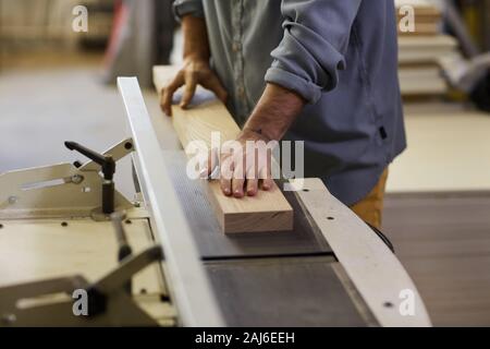 Nahaufnahme des Arbeitnehmers, Holz- Details über Drehbank während der Arbeit in der Anlage Stockfoto