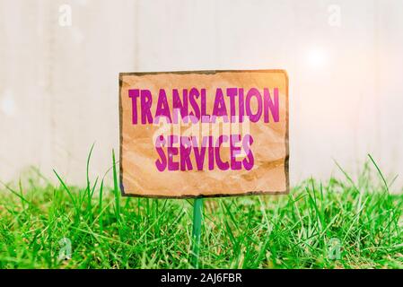 Handschrift Text schreiben Translation Services. Konzeptionelle foto Organisation, geben, Rede, zerknittertes Papier zu einer sti angeschlossenen zu übersetzen Stockfoto