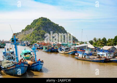 Fischerboote in der Mündung des Flusses Mekong Delta Stockfoto