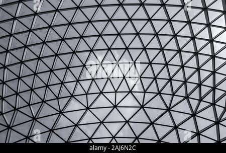 Gebäude aus Glas und Stahl mit Dreieck Muster Struktur. Futuristische Architektur. Neo-futurismus architektonischen Stil. Weißes Dreieck geometrische Kuppel Stockfoto