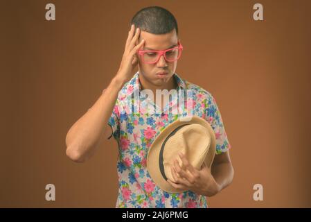 Studio shot Junger multi-ethnischen asiatische tourist Menschen gegen den braunen Hintergrund Stockfoto