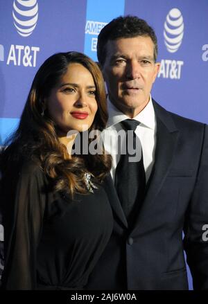 Palm Springs, Kalifornien, USA, 2. Januar 2020 Schauspielerin Salma Hayek und Schauspieler Antonio Banderas besuchen 2020 Palm Springs International Film Festival Film Awards Gala am 2. Januar 2020 in Palm Springs Convention Center in Palm Springs, Kalifornien, USA. Foto von Barry King/Alamy leben Nachrichten Stockfoto