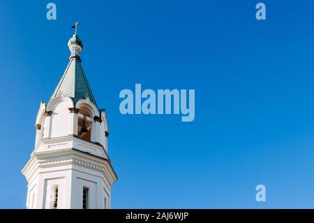 Hakodate orthodoxe Kirche - Russisch-orthodoxe Kirche Zwiebeltürmen Glockenturm im Winter unter blauen Himmel. Motomachi - Hakodate, Hakkaido Stockfoto