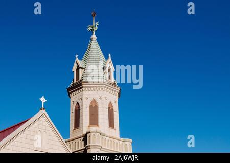 Hakodate Katholische Kirche Kirchturm vor blauem Himmel, berühmten Attraktion in Motomachi Bezirk-historischen Römischen Katholischen Kirche gotischen Architekt Stockfoto