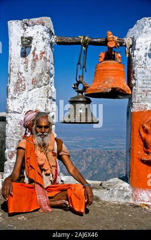 Alte sadhu kümmert sich einer der Tempel auf Girnar Hill Stockfoto