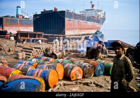 Alang ist die größte shipbreaking Ort auf Erden. Arbeitskräfte aus den armen Regionen in Indien arbeiten unter schrecklichen Bedingungen. Stockfoto