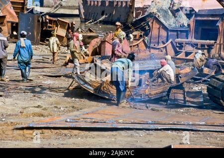 Alang ist die größte shipbreaking Ort auf Erden. Arbeitskräfte aus den armen Regionen in Indien arbeiten unter schrecklichen Bedingungen. Stockfoto