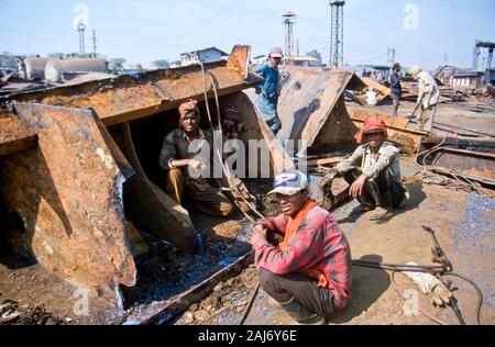 Alang ist die größte shipbreaking Ort auf Erden. Arbeitskräfte aus den armen Regionen in Indien arbeiten unter schrecklichen Bedingungen. Stockfoto