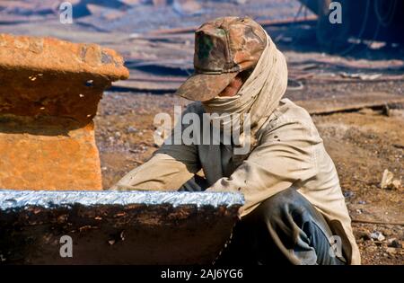 Alang ist die größte shipbreaking Ort auf Erden. Arbeitskräfte aus den armen Regionen in Indien arbeiten unter schrecklichen Bedingungen. Stockfoto