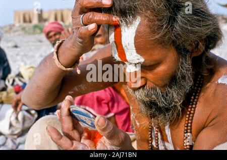 Rama-Sadhu seine Tilak als Teil der Morgen pooja Stockfoto