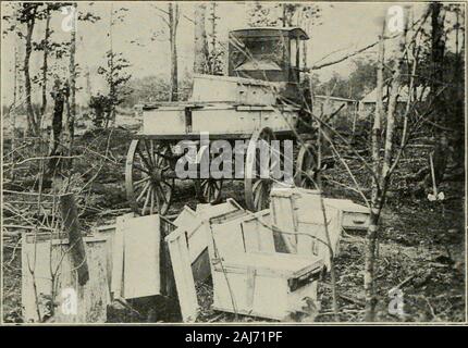 Nachlese in Biene Kultur. Abb. 3.- Kiikpatricks wagen, vor allem für die Bienen gebaut. Nachlese IN BIENE KULTUR. Abb. J.-Elf Kolonien durch Unfall kippte mehr als 1800 oder 2090 lbs extrahiert wird Inone Tag, die eappings möglicherweise entladen über niglitand Schmelzen beginnen am nächsten Morgen. Ich mag das Schmelzgerät, denn während es dient in erster Linie als nncapi ing-Box und Abfluss - äh, heraus zu erhalten, wie viel von der Honig un-wie beheizte in der Zeit allowedfor entleeren, die auf die längeder Box und die Schnelligkeit der Extrahieren hängt ablaufen kann, gibt es keine zusätzlichen Geräte erforderlich zum Schmelzen, und keine Hand-li Stockfoto