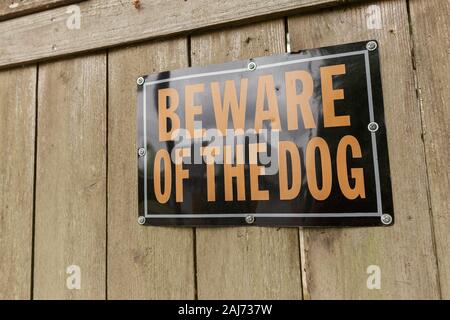 Vorsicht vor dem Hund Warnschild auf der hölzernen Zaun Stockfoto