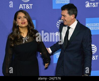 Palm Springs, Vereinigte Staaten. 2 Jan, 2020. Darsteller Salma Hayek und Antonio Banderas nehmen an der 31. jährlichen Palm Springs International Film Festival Awards Gala im Kongresszentrum Palm Springs in Palm Springs, Kalifornien am Donnerstag, 2. Januar 2020. Foto von Jim Ruymen/UPI Quelle: UPI/Alamy leben Nachrichten Stockfoto