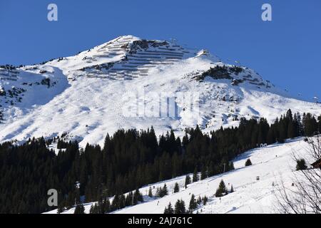 Herrliche Schitage in Lech am Arlberg mit Blick in die Berge Stockfoto