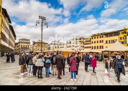 Florenz, Italien - Dezember 15, 2019: Touristen besuchen Deutschen Weihnachtsmarkt in Florenz in Italien Stockfoto