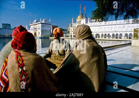 Sikh - pilger Mantras vor Golden Temple Stockfoto