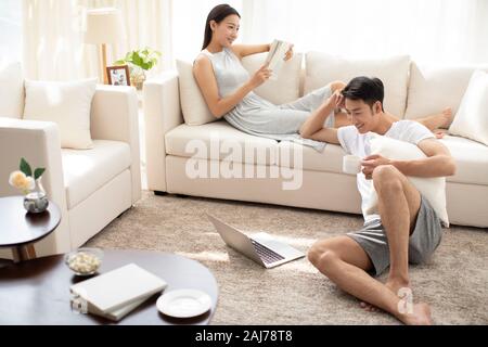 Junges chinesisches Paar, das sich zu Hause entspannt Stockfoto