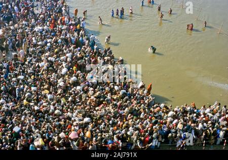 Millionen warten Maha Snan, die geistig Reinigung Bad im Wasser am Zusammenfluss der Flüsse Ganges, Yamuna und Saraswati zu nehmen Stockfoto