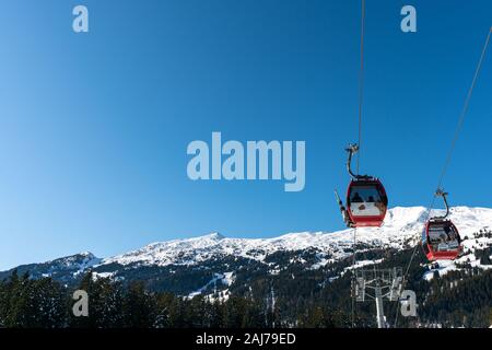 Lenzerheide, GR/Schweiz - vom 1. Januar 2020: moderne Seilbahn Kabinen transport Skifahrer in das Skigebiet von Lenzerheide in den Schweizer Alpen Stockfoto