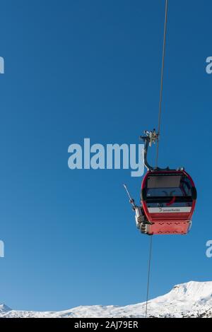 Lenzerheide, GR/Schweiz - vom 1. Januar 2020: moderne Seilbahn Kabinen transport Skifahrer in das Skigebiet von Lenzerheide in den Schweizer Alpen Stockfoto