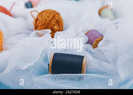 Mehrfarbige Threads für Nähen und Stricken Stockfoto