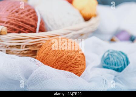 Mehrfarbige Threads für Nähen und Stricken Stockfoto