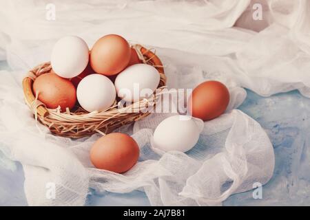 Eier in einem Korb auf den Tisch Stockfoto