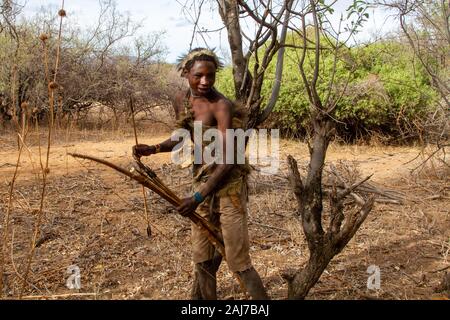 Jäger mit Pfeil und Bogen der Hadzabe indigenen Volksgruppe im Norden - zentrales Tansania Stockfoto