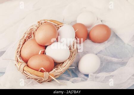 Eier in einem Korb auf den Tisch Stockfoto