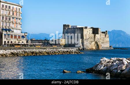 Neapel, Italien das Castel dell'Ovo ist ein Schloss in Neapel, befindet sich auf der ehemaligen Insel Megaride, jetzt eine Halbinsel, auf den Golf von Neapel in I Stockfoto