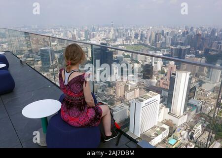 Ansicht der Rückseite Frau beobachten Luftaufnahme von Bangkok auf dem Dach der Mahanakhon Gebäude. Stockfoto