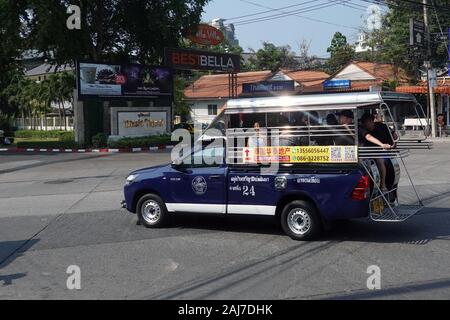 Songthaew, auch als Baht Bus bekannt ist die wichtigste Form der Transport in Pattaya. Sie sind Pickups mit zwei Bänken auf der Rückseite. Stockfoto
