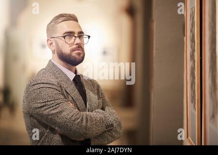 Junge bärtige Mann in Brillen Stehen mit verschränkten Armen und schönes Bild Stockfoto