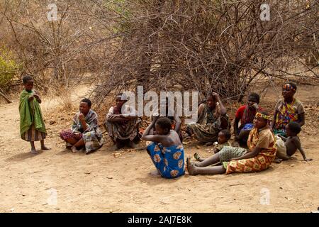 Frauen und Kinder der Hadzabe indigenen Volksgruppe im Norden - zentrales Tansania Stockfoto