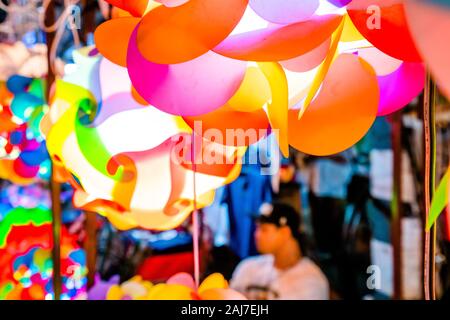 Ein geschäftiger Touristenmarkt in Chiang Mai Im Norden Thailands mit bunten Lichtern. Foto: Tony Taylor Stockfoto