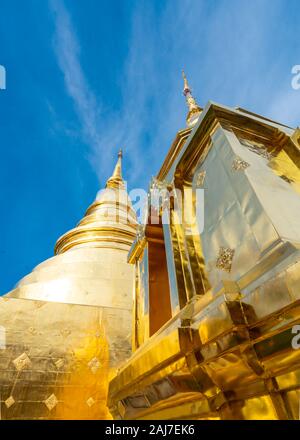 Wat Phrathat Doi Suthep abstrakte Gold und blauer Himmel. Foto: Tony Taylor Stockfoto