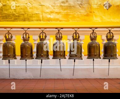 Schöne dekorative Gebet Glocken in einem thailändischen buddhistischen Tempel in Chiang Mai. Buddhisten glauben, dass Glocken Glück machen. Foto: Tony Taylor Stockfoto
