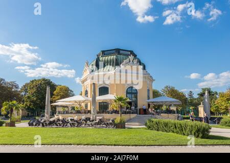 Österreich, Wien - 3. September 2019: Tiergarten Schönbrunn's Restaurant Kaiser Pavillon Restaurant Kaiserpavillon an einem sonnigen Tag in Wien, Österreich Stockfoto