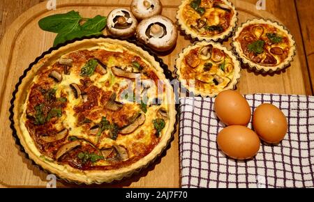 Hausgemachte Pilz, Lauch und Spinat flan Stockfoto