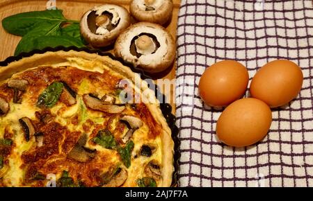 Hausgemachte Pilz, Lauch und Spinat flan Stockfoto