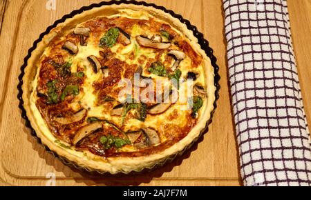 Hausgemachte Pilz, Lauch und Spinat flan Stockfoto