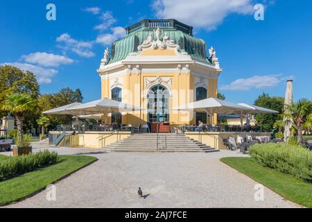 Österreich, Wien - 3. September 2019: Tiergarten Schönbrunn's Restaurant Kaiser Pavillon Restaurant Kaiserpavillon an einem sonnigen Tag in Wien, Österreich Stockfoto