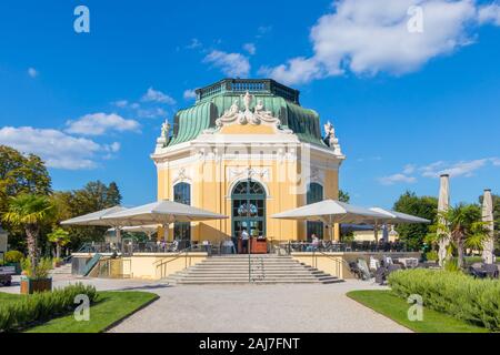 Österreich, Wien - 3. September 2019: Tiergarten Schönbrunn's Restaurant Kaiser Pavillon Restaurant Kaiserpavillon an einem sonnigen Tag in Wien, Österreich Stockfoto